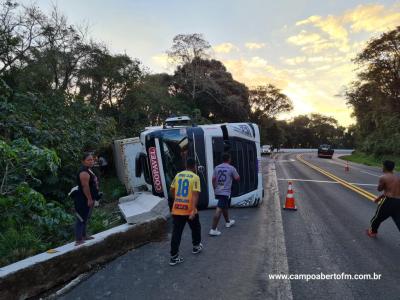CaminhÃ£o carregado com carne de frango tomba na BR 277 e carga Ã© saqueada 