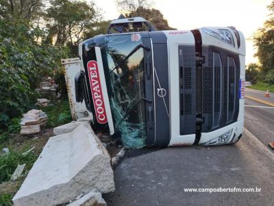 CaminhÃ£o carregado com carne de frango tomba na BR 277 e carga Ã© saqueada 