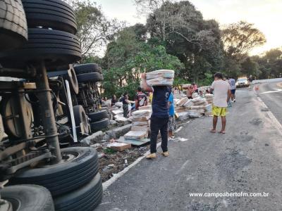 CaminhÃ£o carregado com carne de frango tomba na BR 277 e carga Ã© saqueada 
