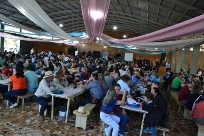 Chegada da Cavalgada com Santa Missa foi o ponto alto da programaÃ§Ã£o deste domingo da Festa de SantÂ´Ana