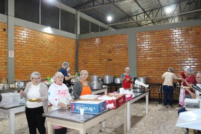 Noite do Pirogue da Festa de SantÂ´Ana reuniu centenas de pessoa no PavilhÃ£o da Matriz