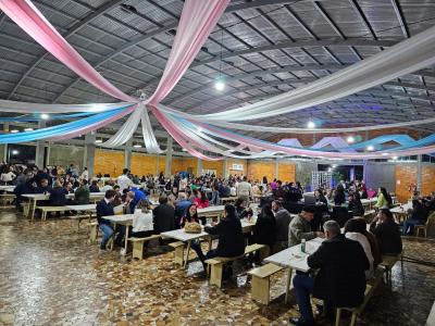 Noite do Pirogue da Festa de SantÂ´Ana reuniu centenas de pessoa no PavilhÃ£o da Matriz