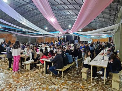 Noite do Pirogue da Festa de SantÂ´Ana reuniu centenas de pessoa no PavilhÃ£o da Matriz