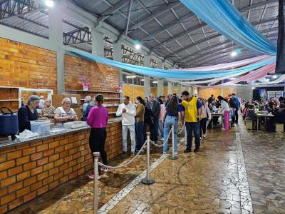 Noite do Pirogue da Festa de SantÂ´Ana reuniu centenas de pessoa no PavilhÃ£o da Matriz