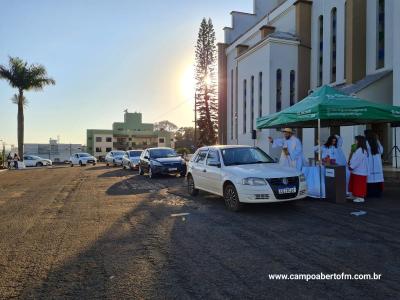 No dia de SÃ£o CristÃ³vÃ£o estÃ¡ acontecendo a BenÃ§Ã£o dos Carros na PÃ¡tio da Igreja Matriz