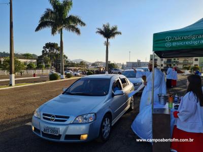No dia de SÃ£o CristÃ³vÃ£o estÃ¡ acontecendo a BenÃ§Ã£o dos Carros na PÃ¡tio da Igreja Matriz