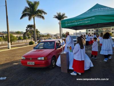 No dia de SÃ£o CristÃ³vÃ£o estÃ¡ acontecendo a BenÃ§Ã£o dos Carros na PÃ¡tio da Igreja Matriz