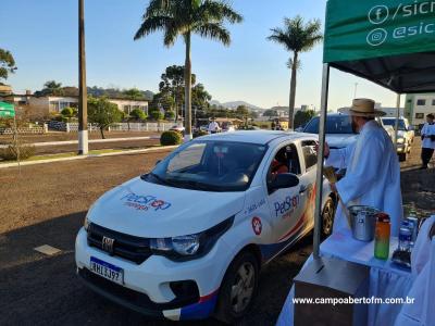 No dia de SÃ£o CristÃ³vÃ£o estÃ¡ acontecendo a BenÃ§Ã£o dos Carros na PÃ¡tio da Igreja Matriz