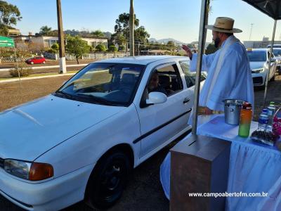 No dia de SÃ£o CristÃ³vÃ£o estÃ¡ acontecendo a BenÃ§Ã£o dos Carros na PÃ¡tio da Igreja Matriz