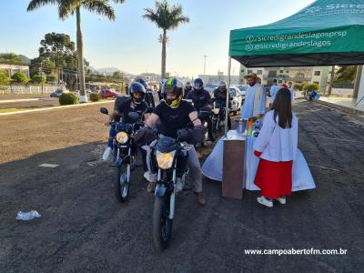 No dia de SÃ£o CristÃ³vÃ£o estÃ¡ acontecendo a BenÃ§Ã£o dos Carros na PÃ¡tio da Igreja Matriz