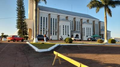 No dia de SÃ£o CristÃ³vÃ£o estÃ¡ acontecendo a BenÃ§Ã£o dos Carros na PÃ¡tio da Igreja Matriz