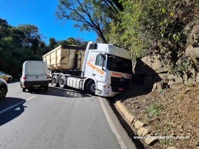 LS: Grave acidente deixa vitima presa Ã s ferragens e bloqueia BR 277