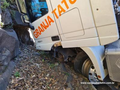 LS: Grave acidente deixa vitima presa Ã s ferragens e bloqueia BR 277