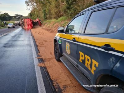 â€‹â€‹â€‹â€‹â€‹â€‹â€‹CaminhÃ£o carregado de trigo tomba na BR 277 entre Virmond e Cantagalo