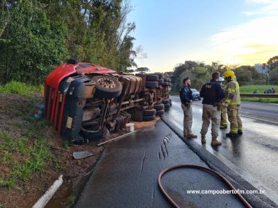 â€‹â€‹â€‹â€‹â€‹â€‹â€‹CaminhÃ£o carregado de trigo tomba na BR 277 entre Virmond e Cantagalo
