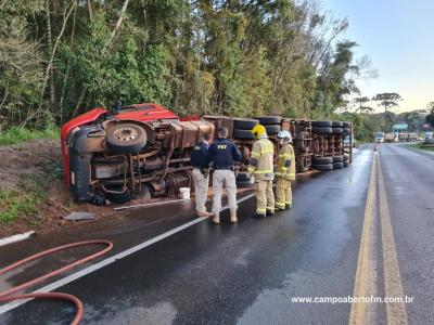 â€‹â€‹â€‹â€‹â€‹â€‹â€‹CaminhÃ£o carregado de trigo tomba na BR 277 entre Virmond e Cantagalo