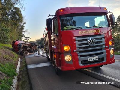 â€‹â€‹â€‹â€‹â€‹â€‹â€‹CaminhÃ£o carregado de trigo tomba na BR 277 entre Virmond e Cantagalo