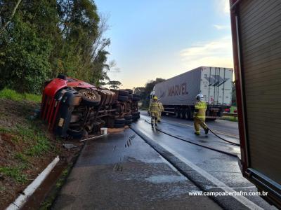 â€‹â€‹â€‹â€‹â€‹â€‹â€‹CaminhÃ£o carregado de trigo tomba na BR 277 entre Virmond e Cantagalo