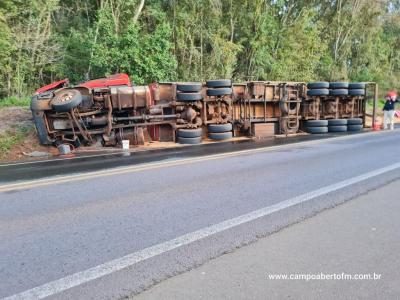 â€‹â€‹â€‹â€‹â€‹â€‹â€‹CaminhÃ£o carregado de trigo tomba na BR 277 entre Virmond e Cantagalo