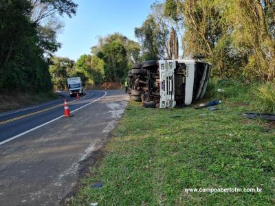 CaminhÃ£o carregado com tubos de fibra de vidro tomba na BR 277 em Laranjeiras do Sul