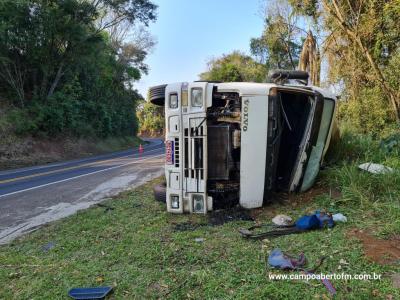 CaminhÃ£o carregado com tubos de fibra de vidro tomba na BR 277 em Laranjeiras do Sul