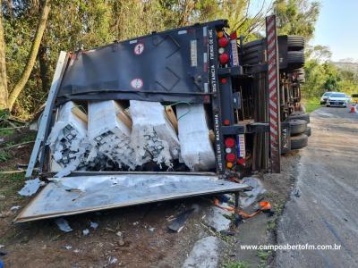 CaminhÃ£o carregado com tubos de fibra de vidro tomba na BR 277 em Laranjeiras do Sul