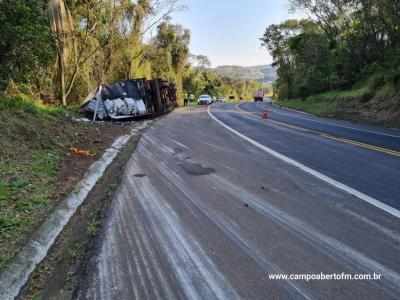 CaminhÃ£o carregado com tubos de fibra de vidro tomba na BR 277 em Laranjeiras do Sul