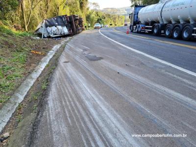 CaminhÃ£o carregado com tubos de fibra de vidro tomba na BR 277 em Laranjeiras do Sul