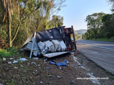 CaminhÃ£o carregado com tubos de fibra de vidro tomba na BR 277 em Laranjeiras do Sul