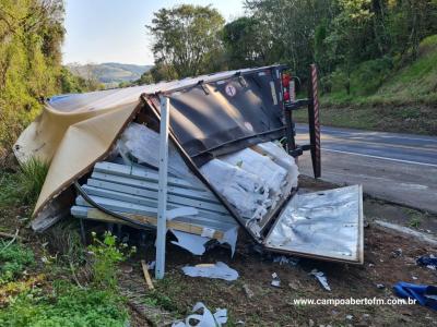 CaminhÃ£o carregado com tubos de fibra de vidro tomba na BR 277 em Laranjeiras do Sul
