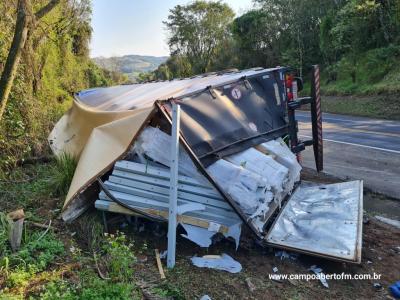 CaminhÃ£o carregado com tubos de fibra de vidro tomba na BR 277 em Laranjeiras do Sul