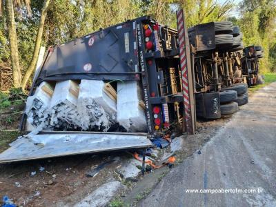CaminhÃ£o carregado com tubos de fibra de vidro tomba na BR 277 em Laranjeiras do Sul