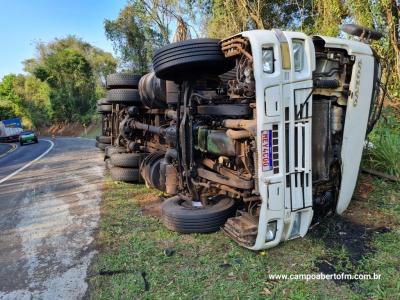 CaminhÃ£o carregado com tubos de fibra de vidro tomba na BR 277 em Laranjeiras do Sul