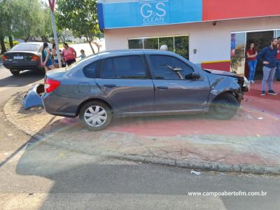LS: TrÃªs veÃ­culos se envolvem em acidente no Bairro SÃ£o Francisco