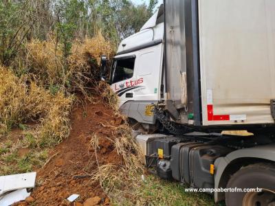 Cantagalo: Motorista fica presa entre banco e volante do caminhÃ£o apÃ³s saÃ­da de pista