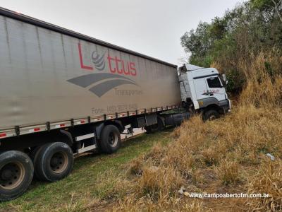 Cantagalo: Motorista fica presa entre banco e volante do caminhÃ£o apÃ³s saÃ­da de pista