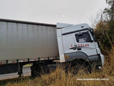 Cantagalo: Motorista fica presa entre banco e volante do caminhÃ£o apÃ³s saÃ­da de pista