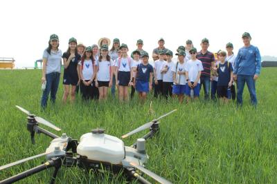 Projeto "Vivenciando a PrÃ¡tica" leva alunos ao dia a dia de uma propriedade rural em Rio Bonito do IguaÃ§u
