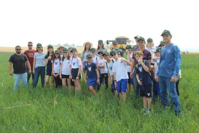 Projeto "Vivenciando a PrÃ¡tica" leva alunos ao dia a dia de uma propriedade rural em Rio Bonito do IguaÃ§u