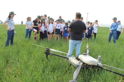 Projeto "Vivenciando a PrÃ¡tica" leva alunos ao dia a dia de uma propriedade rural em Rio Bonito do IguaÃ§u