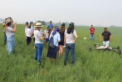 Projeto "Vivenciando a PrÃ¡tica" leva alunos ao dia a dia de uma propriedade rural em Rio Bonito do IguaÃ§u