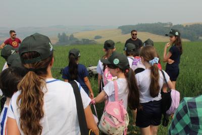 Projeto "Vivenciando a PrÃ¡tica" leva alunos ao dia a dia de uma propriedade rural em Rio Bonito do IguaÃ§u