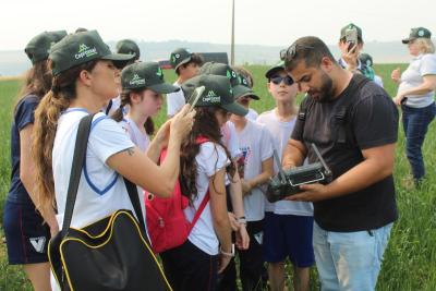 Projeto "Vivenciando a PrÃ¡tica" leva alunos ao dia a dia de uma propriedade rural em Rio Bonito do IguaÃ§u