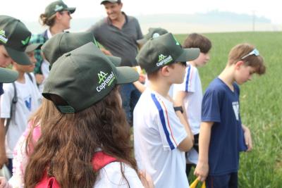 Projeto "Vivenciando a PrÃ¡tica" leva alunos ao dia a dia de uma propriedade rural em Rio Bonito do IguaÃ§u