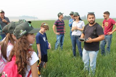 Projeto "Vivenciando a PrÃ¡tica" leva alunos ao dia a dia de uma propriedade rural em Rio Bonito do IguaÃ§u