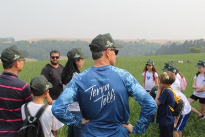 Projeto "Vivenciando a PrÃ¡tica" leva alunos ao dia a dia de uma propriedade rural em Rio Bonito do IguaÃ§u
