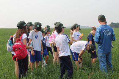 Projeto "Vivenciando a PrÃ¡tica" leva alunos ao dia a dia de uma propriedade rural em Rio Bonito do IguaÃ§u