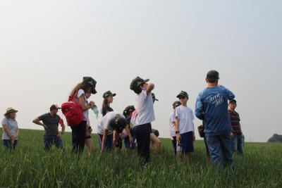 Projeto "Vivenciando a PrÃ¡tica" leva alunos ao dia a dia de uma propriedade rural em Rio Bonito do IguaÃ§u