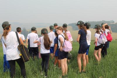 Projeto "Vivenciando a PrÃ¡tica" leva alunos ao dia a dia de uma propriedade rural em Rio Bonito do IguaÃ§u