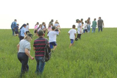 Projeto "Vivenciando a PrÃ¡tica" leva alunos ao dia a dia de uma propriedade rural em Rio Bonito do IguaÃ§u